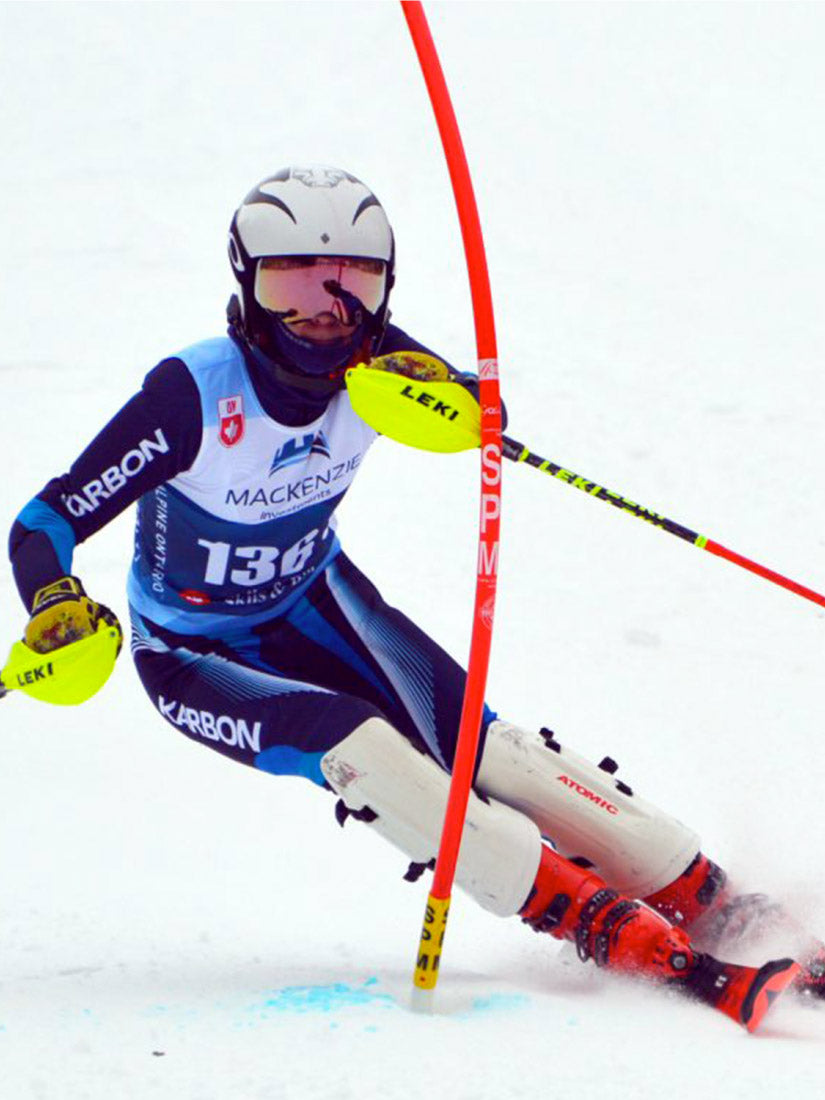 Skieur faisant une course de slalom avec un dossard de course personnalisé.