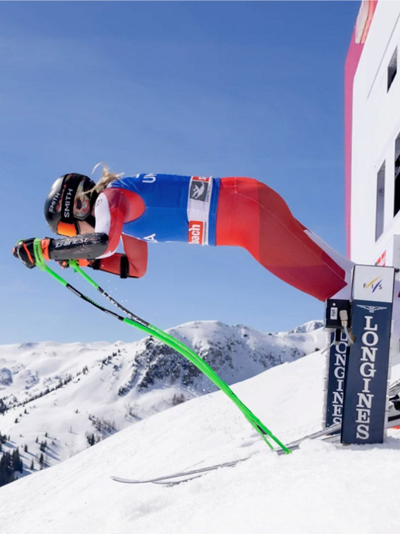 Skieur alpin portant un dossard de course personnalisé au départ de sa course.